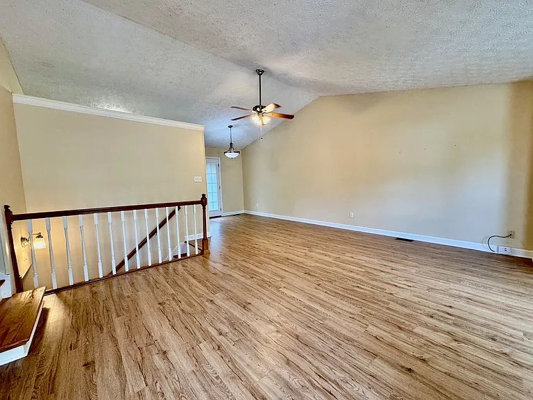 1420 Aldenwood Ln — Photo 2