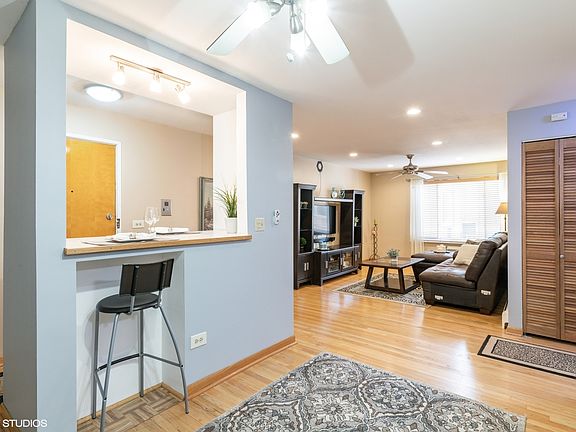 4th image of 2920 N Harlem Ave APT 3E