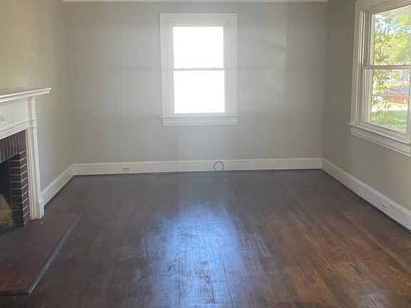 Living Room with fireplace