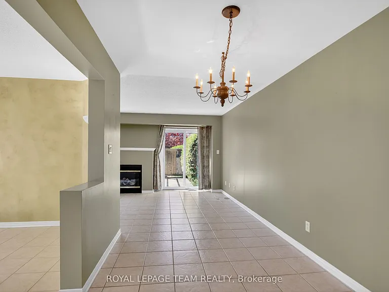 32 Riverstone Dr N — Photo 18
