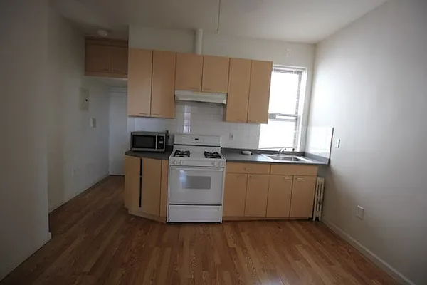 Rented by Capri Jet Realty Corp | media 10
