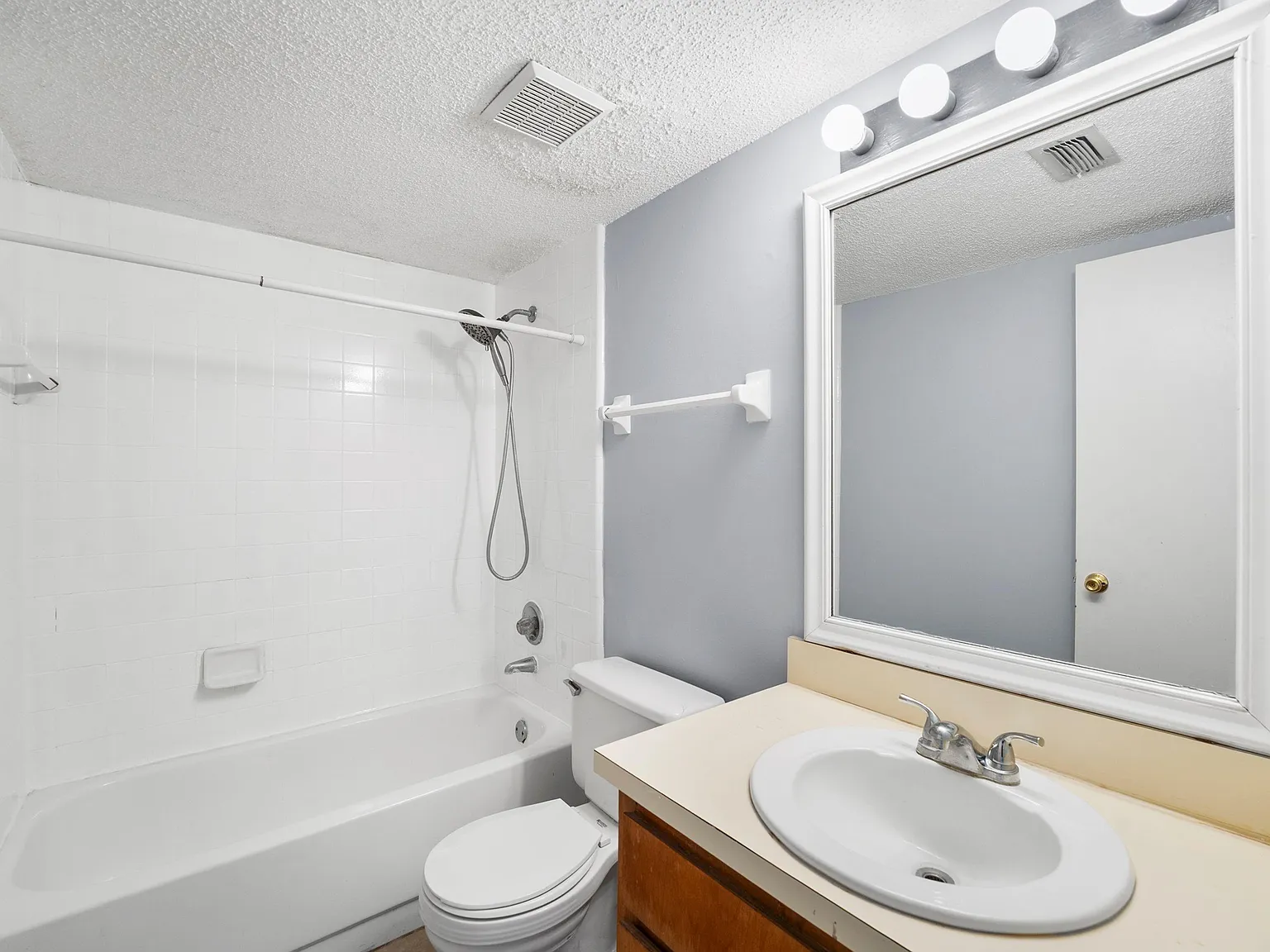 3 bed, 2.0 bath, 1050 sqft, $793 — Photo 3