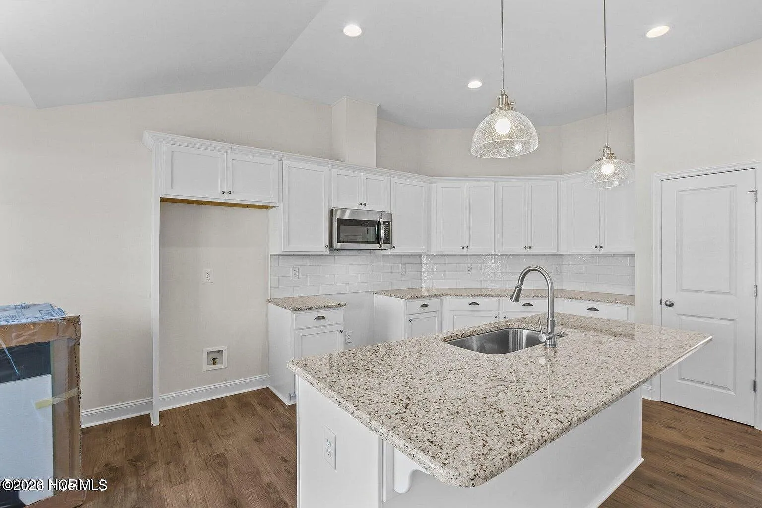 3 bed, 2.0 bath, 2158 sqft, $2,300 — Photo 4