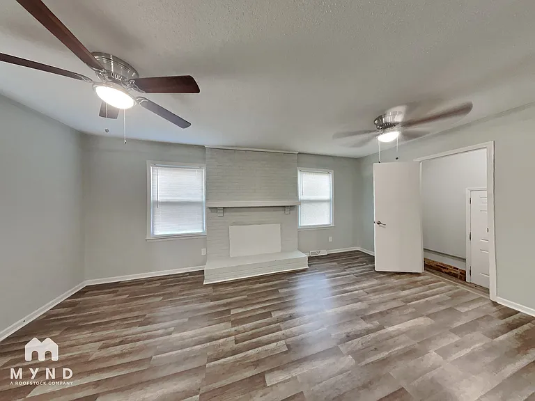 547 Whitethorn Dr — Photo 5