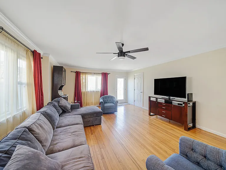 558 E Walnut St #1 — Photo 5