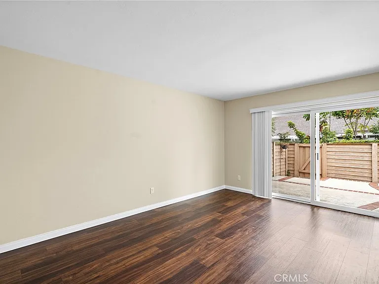 21 Cresthaven — Photo 9