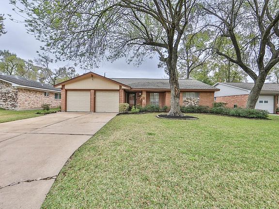 Double wide driveway with plenty of space. freshly power washed