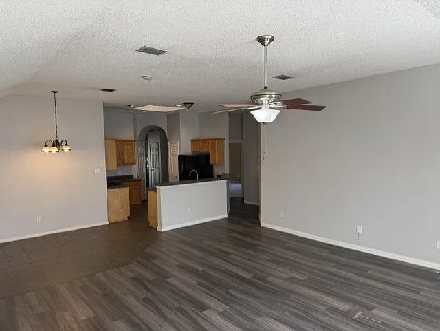 3 bed, 1745 sqft, $2,400 — Photo 2