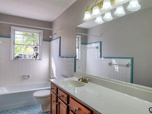 5th image of 4031 Philmont Dr