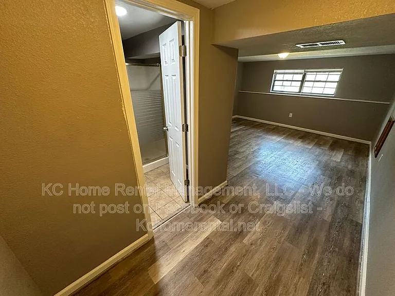 424 NE Lakeview Dr — Photo 29