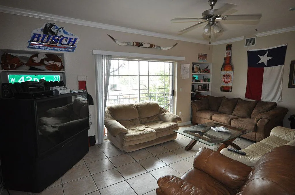 4 bed, $2,300 — Photo 1