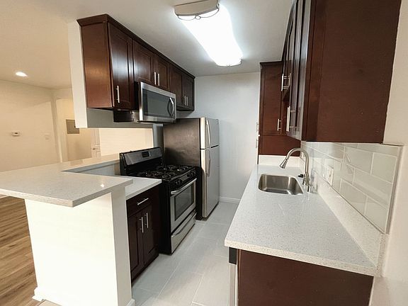 4th image of 1215 Granville Ave #12906