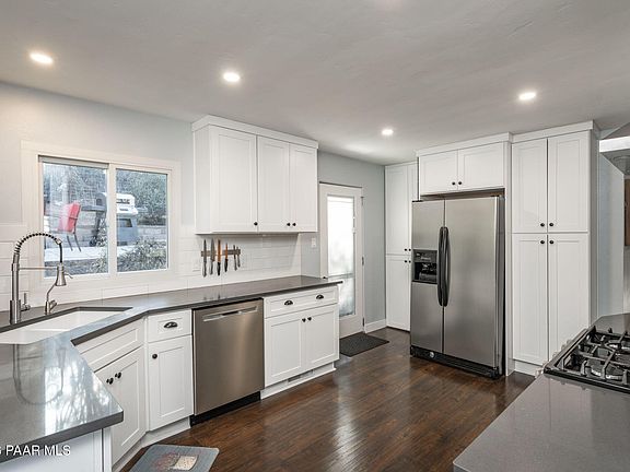 4th image of 2025 Willow Creek Rd