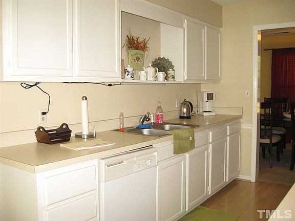 4th image of 104 Lake Hollow Cir