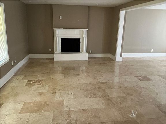 4th image of 4043 S Pin Oak Ave