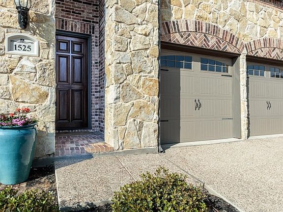 2nd image of 1525 Presley Way