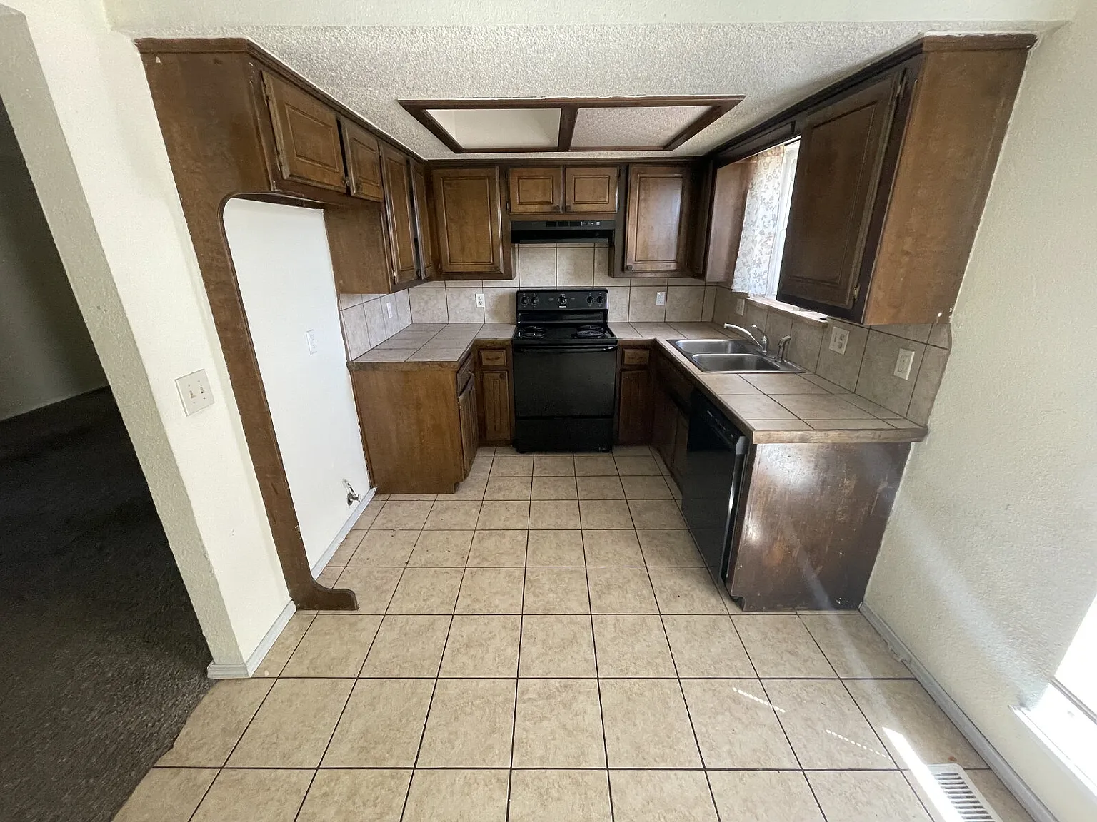 3 bed, 2.0 bath, 1295 sqft, $1,050 — Photo 3