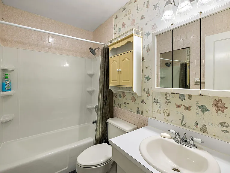 13 Joyce Ave — Photo 11