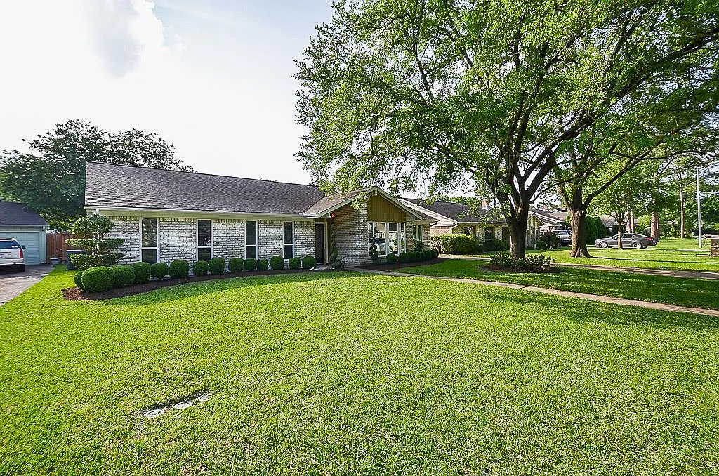 3 bed, 2.0 bath, 2289 sqft, $2,800 — Photo 2