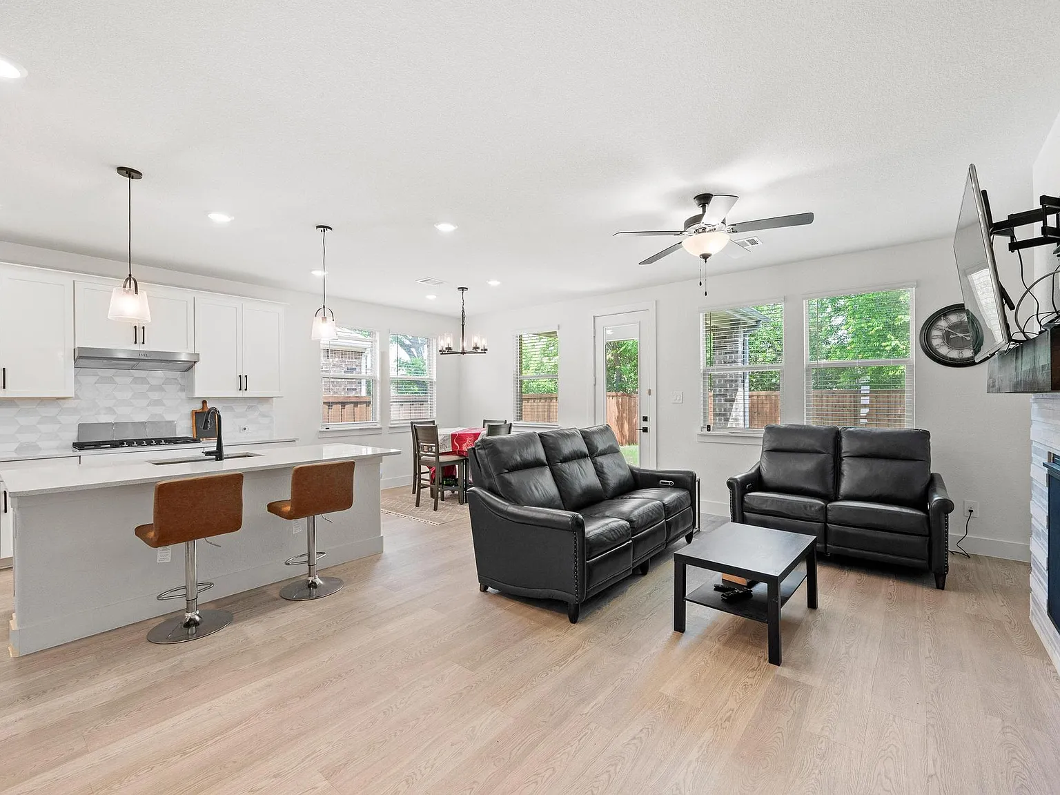 4 bed, 2283 sqft, $3,600 — Photo 3