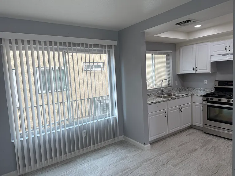2255 E Sunrise Ln #B — Photo 26