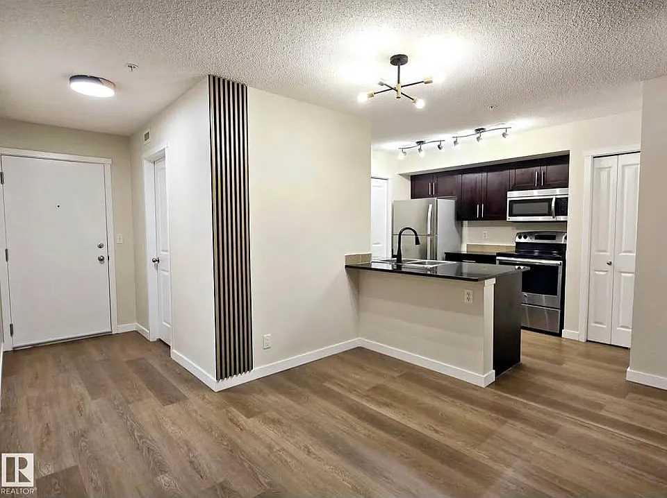 2 bed, 800 sqft, $1,600 — Photo 2
