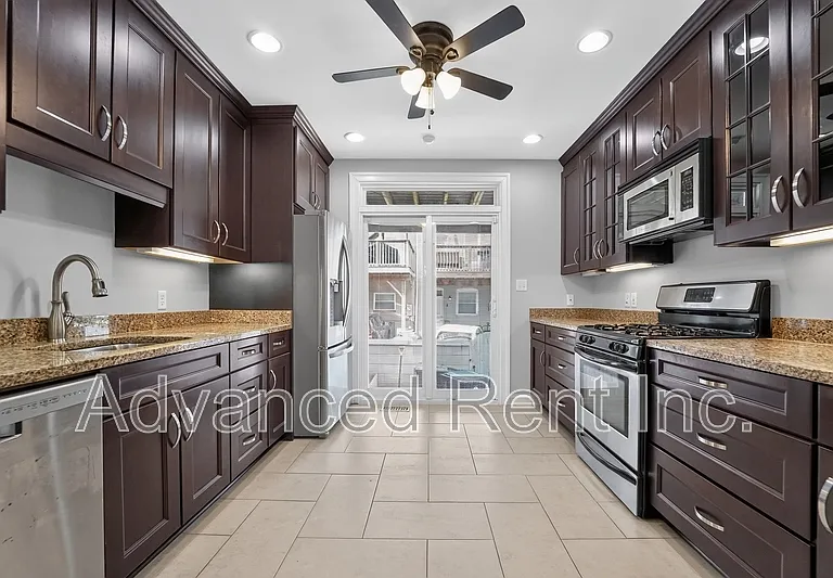 528 S Curley St — Photo 10