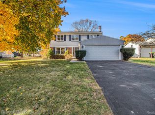 23267 Willowbrook Dr, Novi, MI 48375