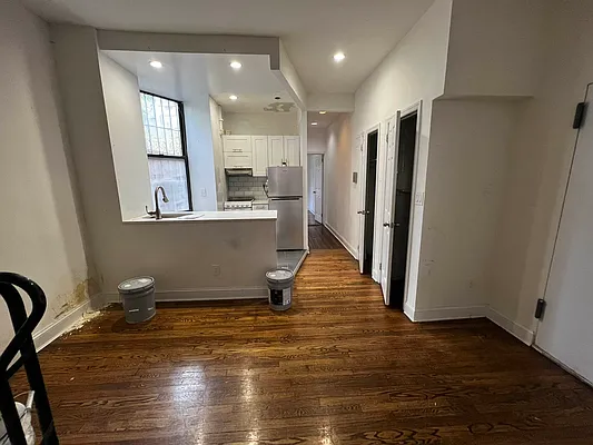 Rented by Salon Realty Corp | media 15