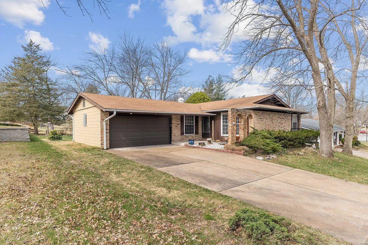 542 Golfwood Dr photo 1