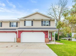 1884 Deer Hills Trl, Eagan, MN 55122
