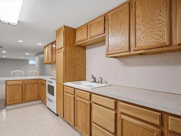 5th image of 3355 Eccles Ave #2