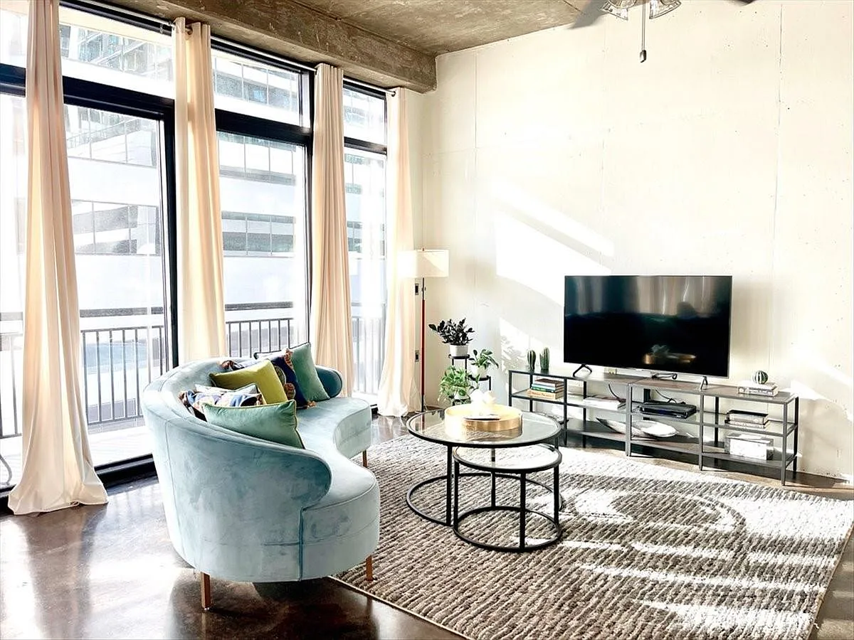1 bed, 1.0 bath, 930 sqft, $3,300 — Photo 1