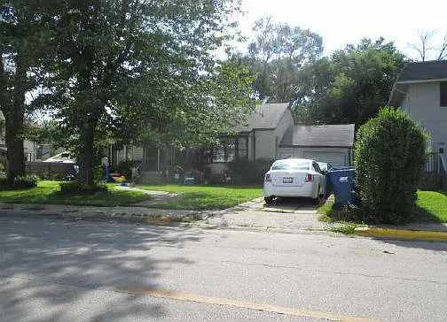 415 Country Club Dr photo 1