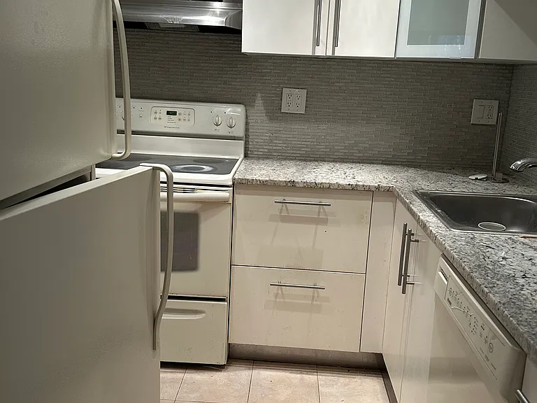 50-56 Broadlawn Park #202 — Photo 3