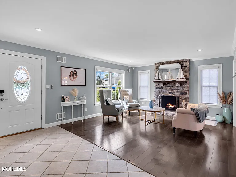 375 Kildare Dr — Photo 4