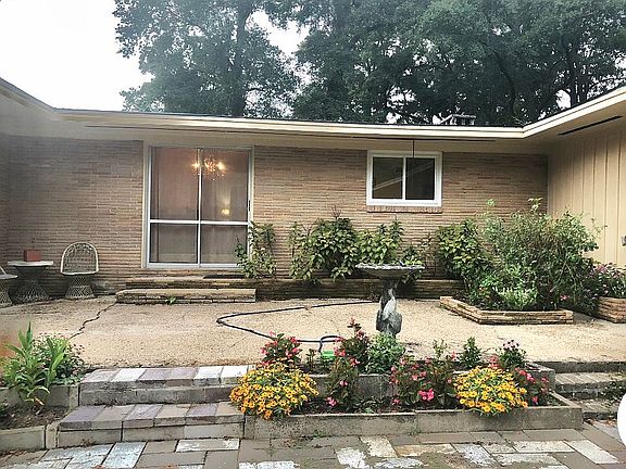 Back uncovered patio area 