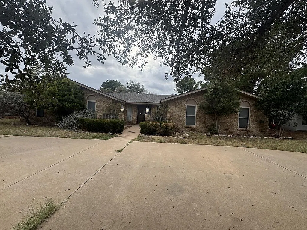 3 bed, 2.0 bath, 2190 sqft, $2,600 — Photo 2
