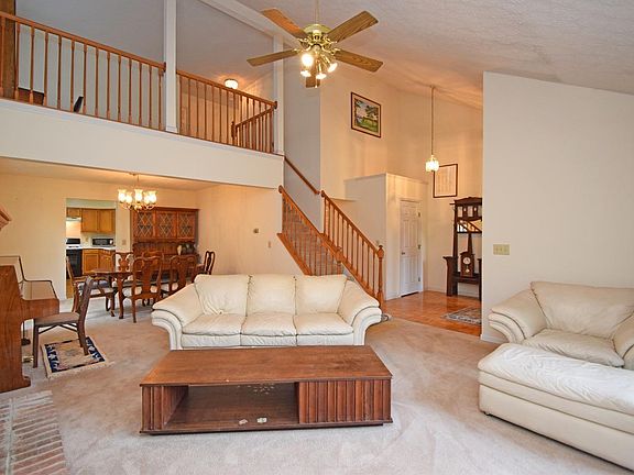 5th image of 10098 Fox Chase Dr