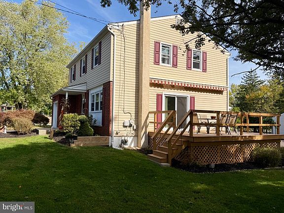 3rd image of 902 Valley Rd