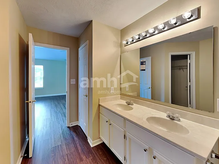 717 Breakers Ln — Photo 10
