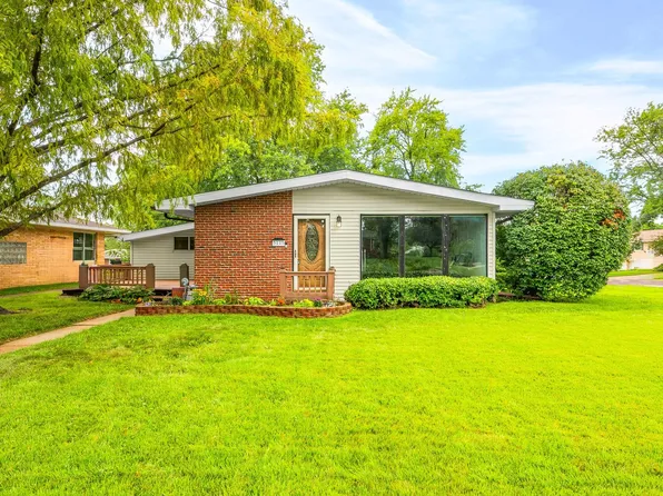 5115 N Graceland Dr, Peoria, IL 61614
