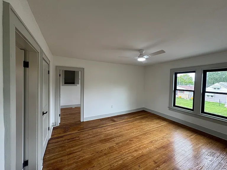 Spacious primary bedroom!