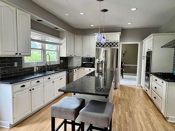 3rd image of 7729 Laurelwood Dr NW