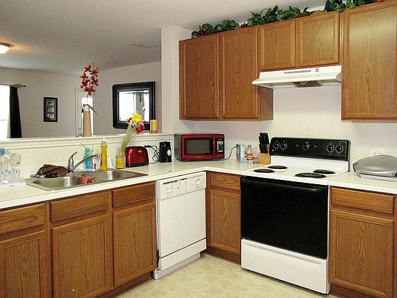5th image of 1533 Queens Brook Ln