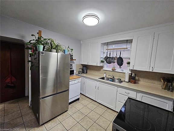 5th image of 75 Barons Ave S