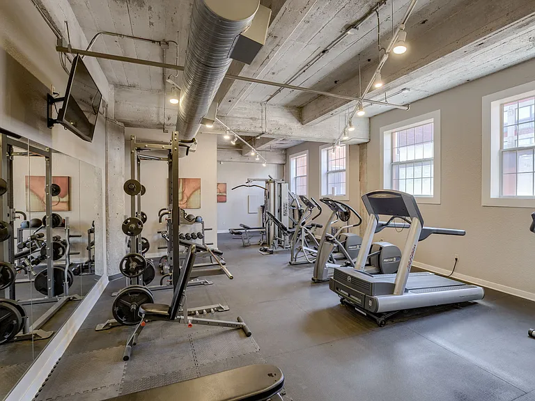 321 W 7th St #208 — Photo 13