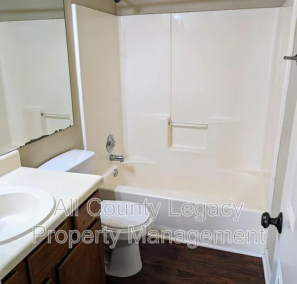 1307 Yorkshire Ln — Photo 7