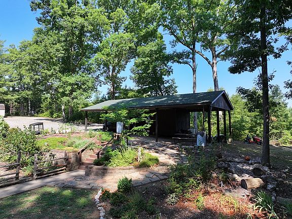 4th image of 860 Richardson Ln