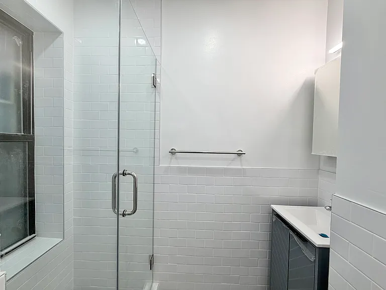124 E 4th St #7 — Photo 9